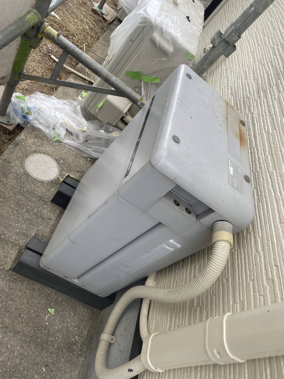 和歌山市の住宅の屋外設備の器具本体とカバーの塗装前
